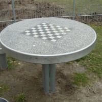 Stół betonowy okrągły do gry w szachy na plac zabaw