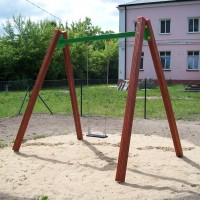 Huśtawka łańcuchowa pojedyńcza drewniana  na plac zabaw