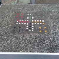 Stolik kwadratowy betonowy do gry w chińczyka na plac zabaw