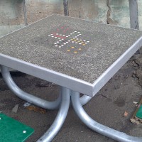 Stolik kwadratowy betonowy do gry w chińczyka na plac zabaw