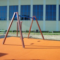 Huśtawka łańcuchowa podwójna drewniana na plac zabaw