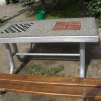 Stół betonowy do gry w szacho - chińczyka na plac zabaw